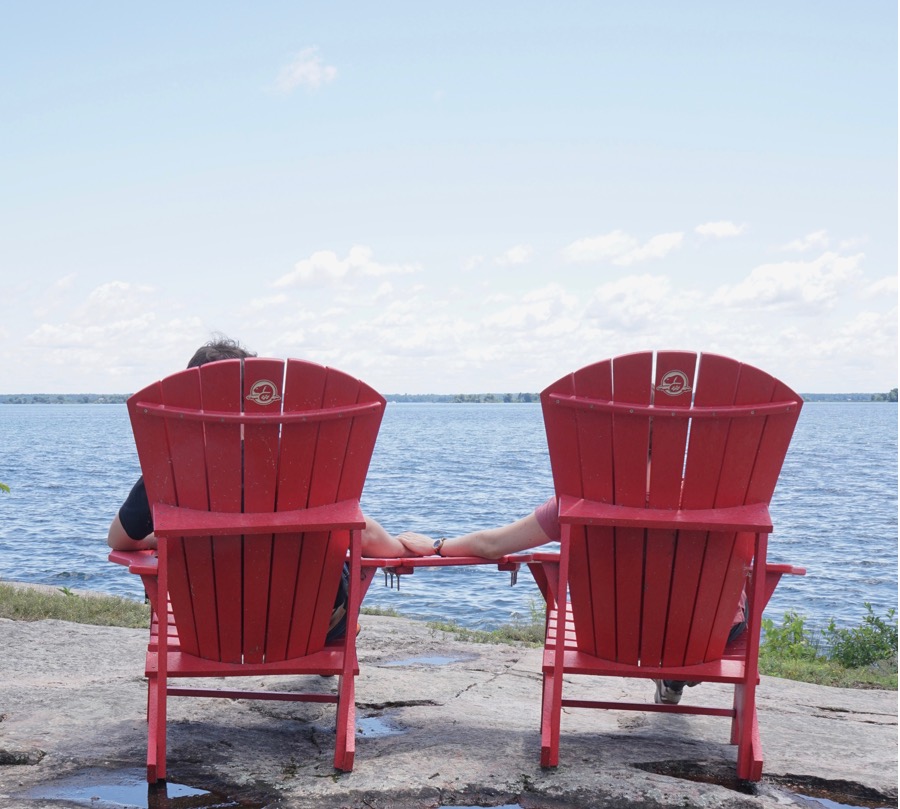 Robin und ich in den roten Canada Chairs